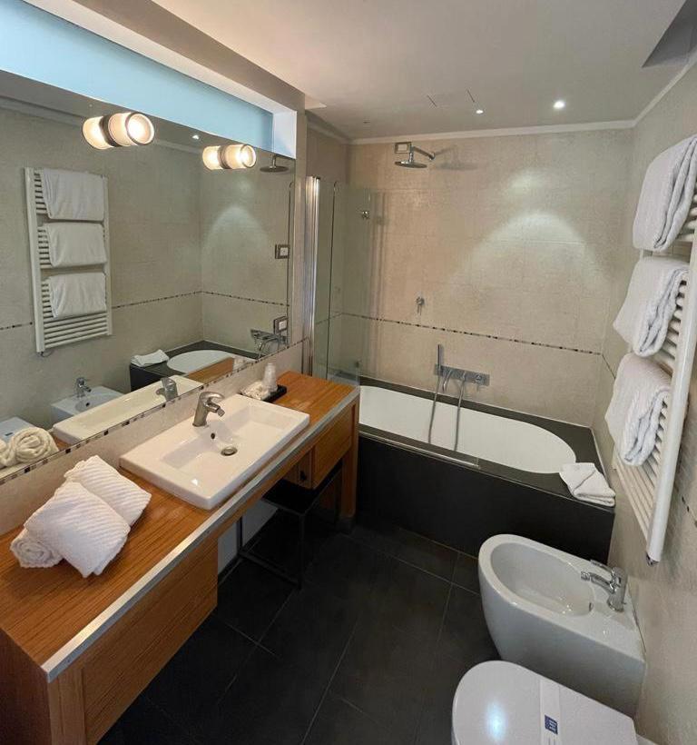 Ih Hotels Milano Centrale Guest House Exterior foto